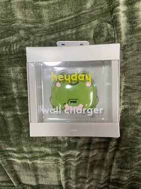 heyday White Charger Box with Yellow Logo